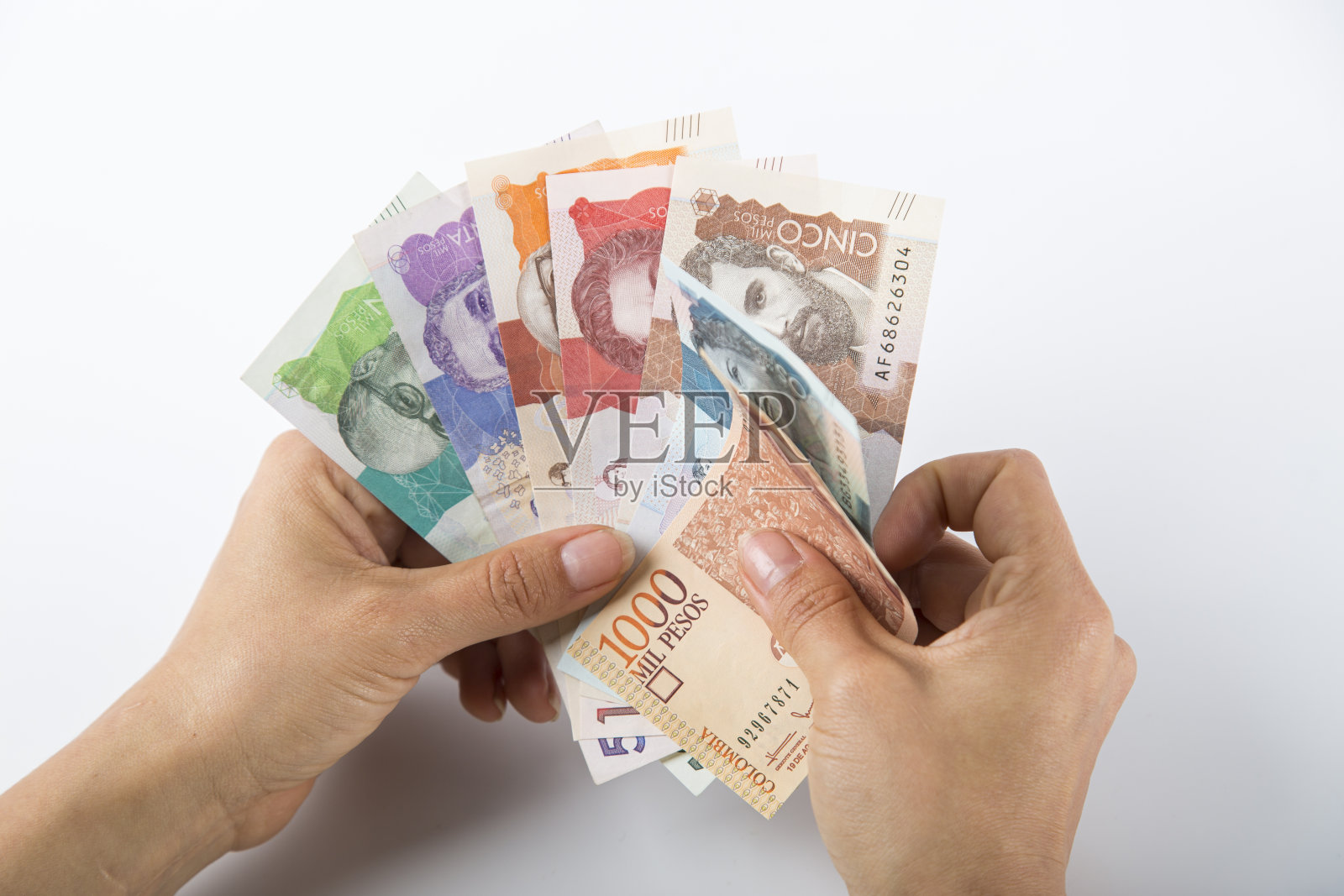 一个人展示哥伦比亚钞票照片摄影图片