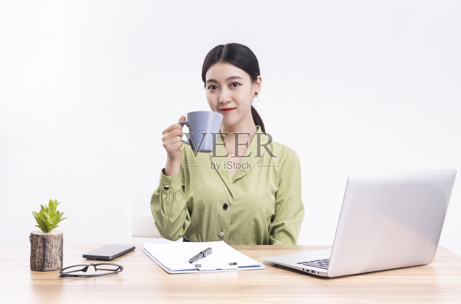 在办公桌前工作的商务女性照片摄影图片