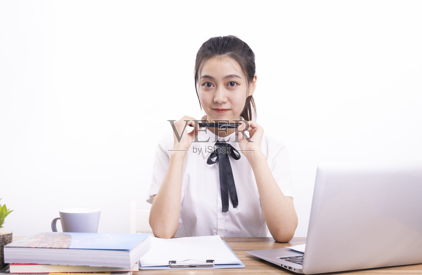 亚裔女学生在白底网上上课照片摄影图片