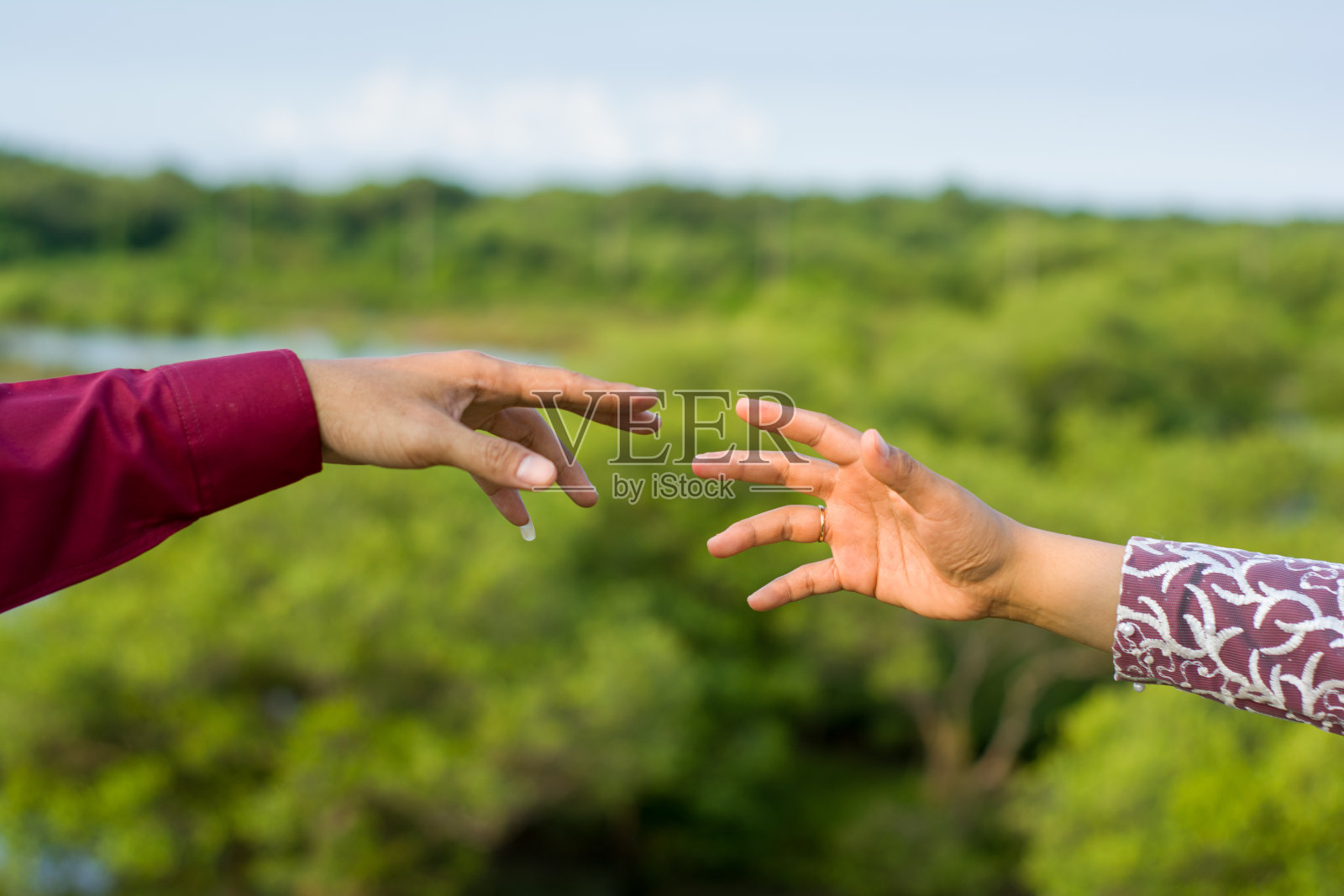 男女手牵手，婚纱照照片摄影图片