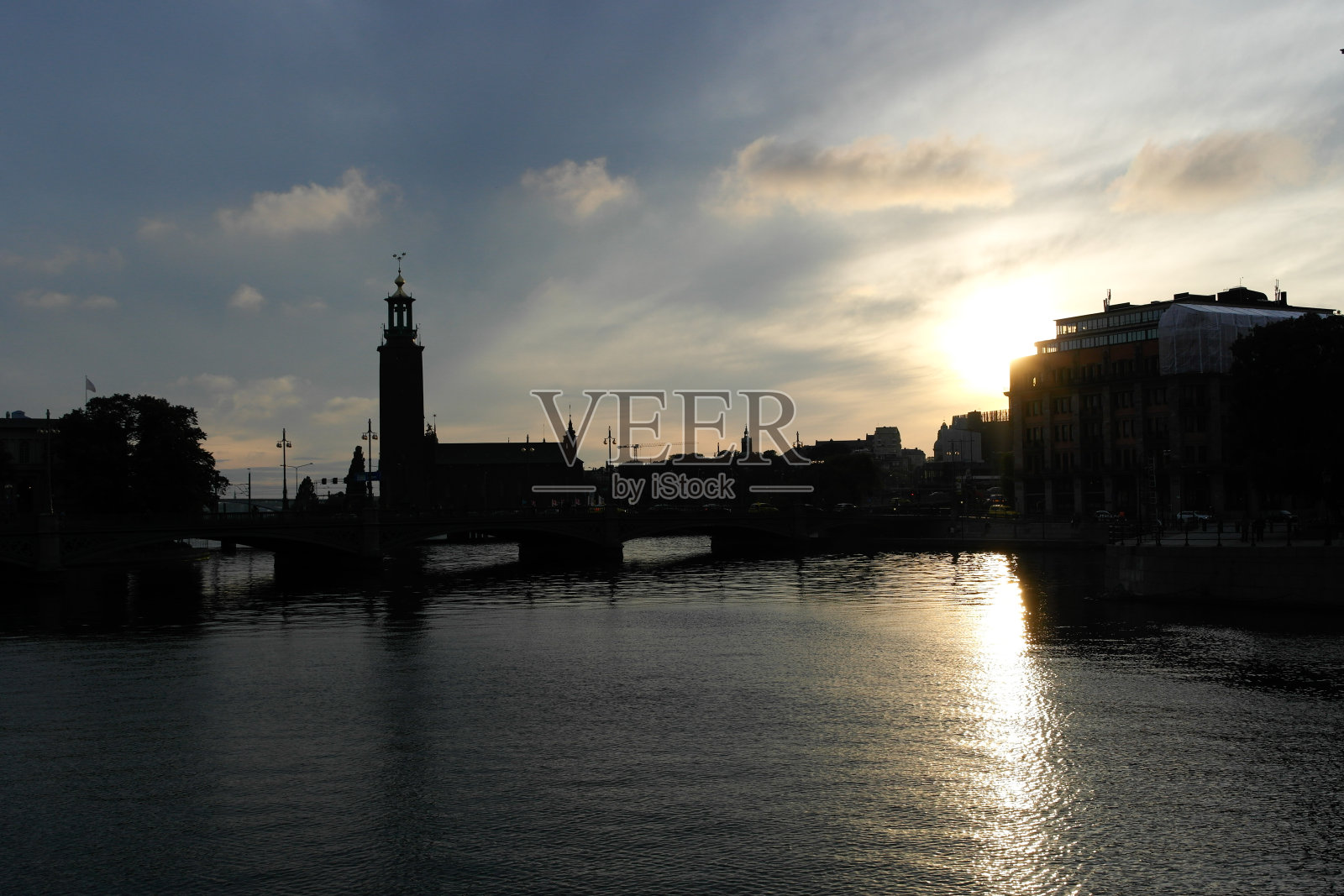 在多云的天空下，海滨的建筑物照片摄影图片