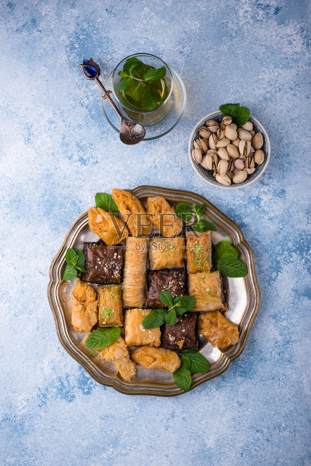 斋月开斋传统甜点果仁蜜饼和红枣照片摄影图片