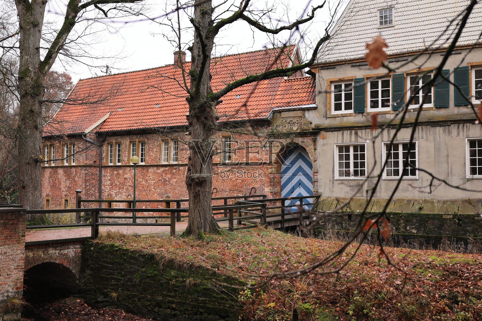 丁拉基修道院的秋天照片摄影图片