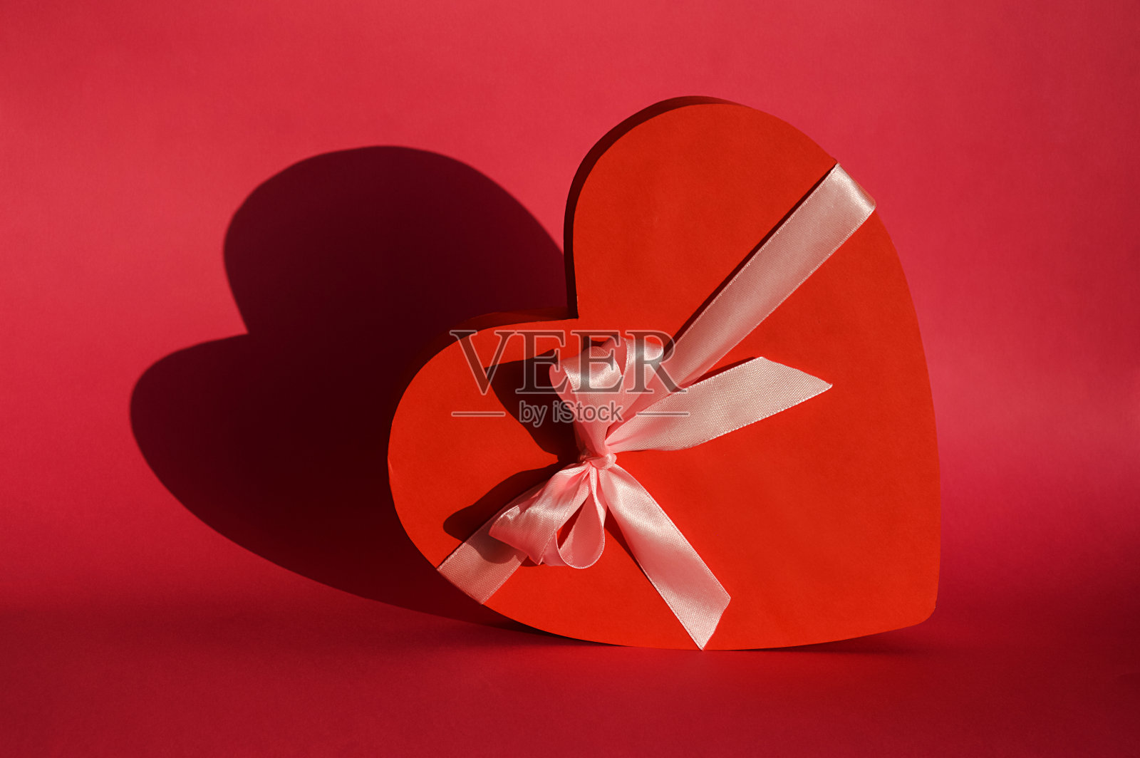 情人节。情人的节日。心形盒子:装糖果和礼物的心形盒子背景为爱情的节日装饰。二月十四日。照片摄影图片