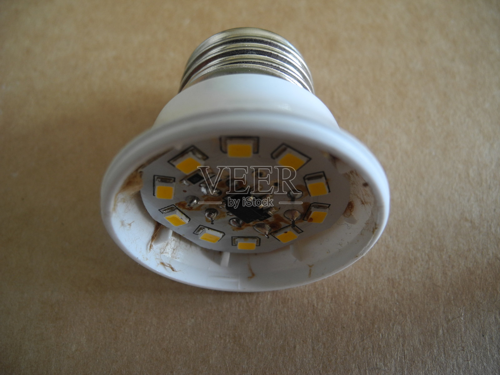 LED灯泡无罩玻璃，节能环保理念。带有SMD芯片的LED灯泡照片摄影图片