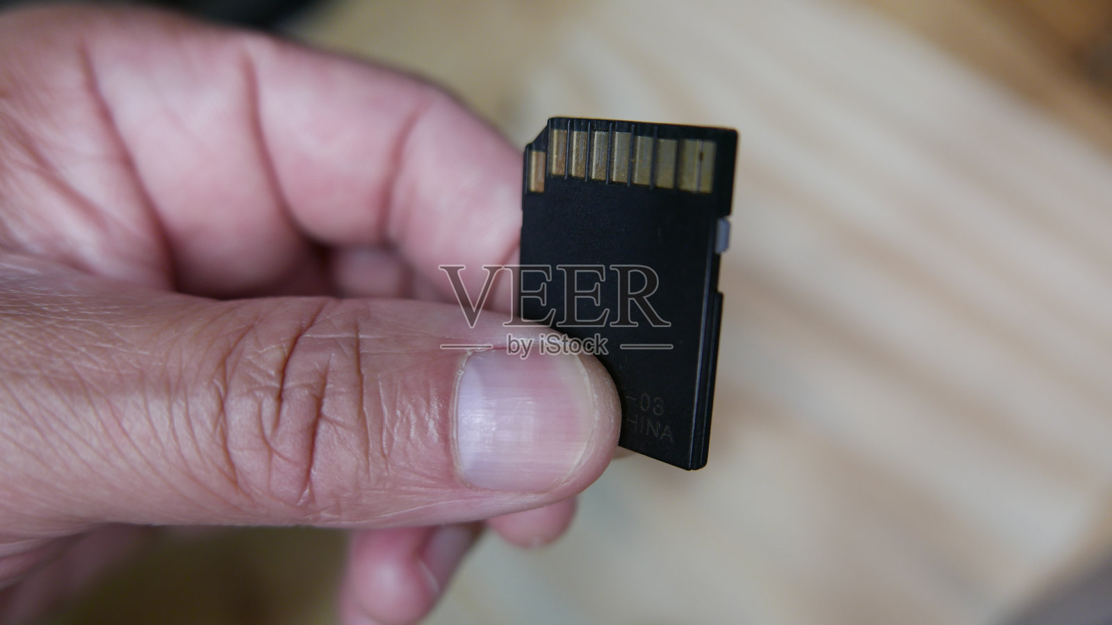 使用记忆棒，记忆卡的人照片摄影图片