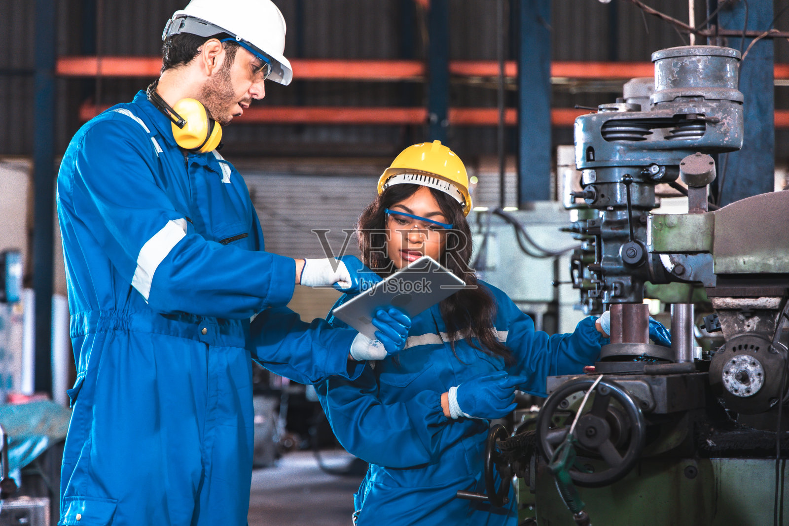 专业的团队，质量控制，展台维护，仓储工厂洽谈。团队工程师工厂操作员操作会议照片摄影图片