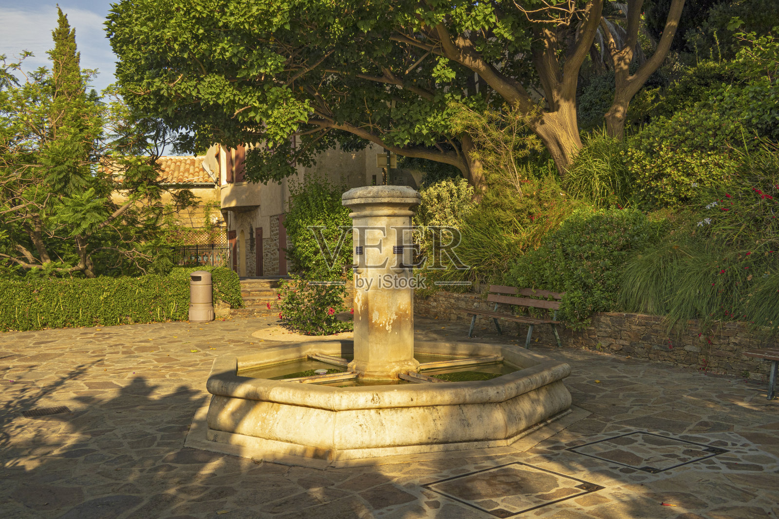 Bormes les Mimosas的喷泉是欧洲普罗旺斯-阿尔卑斯-蔚蓝海岸地区瓦尔省的一个公社照片摄影图片