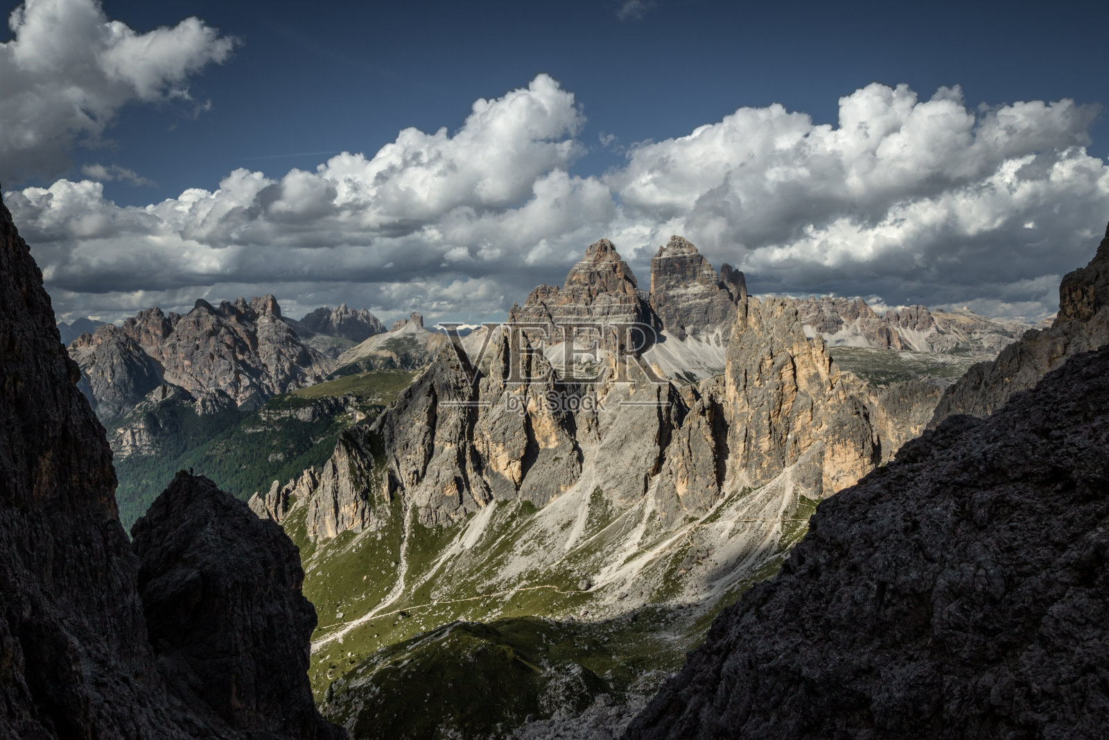 从白云石小道看拉瓦雷多的Tre Cime di Lavaredo照片摄影图片