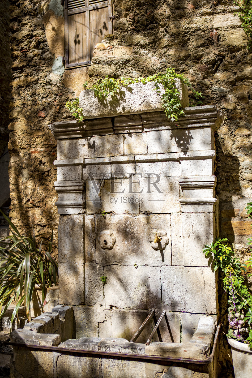 Bormes les Mimosas的喷泉是欧洲普罗旺斯-阿尔卑斯-蔚蓝海岸地区瓦尔省的一个公社照片摄影图片