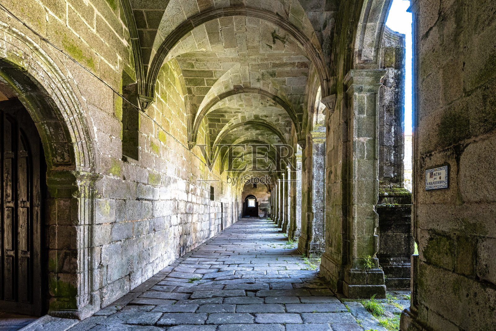 西班牙加利西亚，奥伦斯，奥塞拉修道院的庭院。奥塞拉圣玛丽亚修道院照片摄影图片