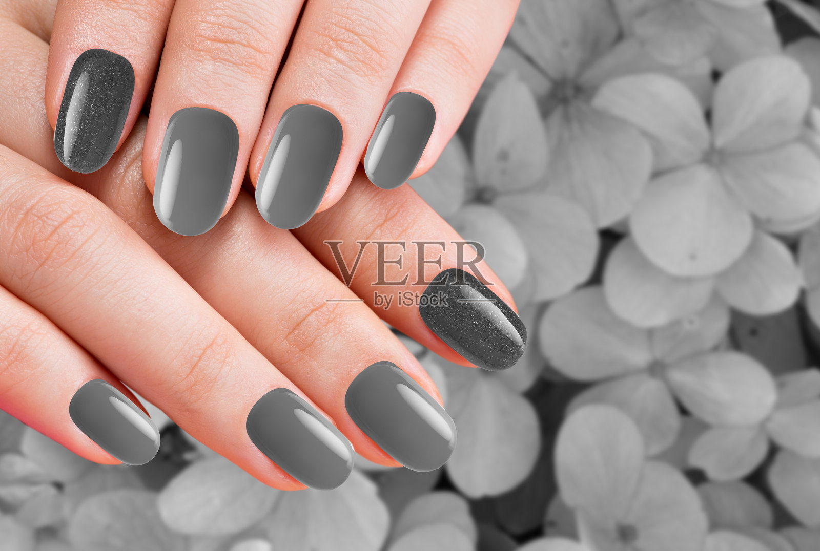 黑色指甲设计的女性手照片摄影图片