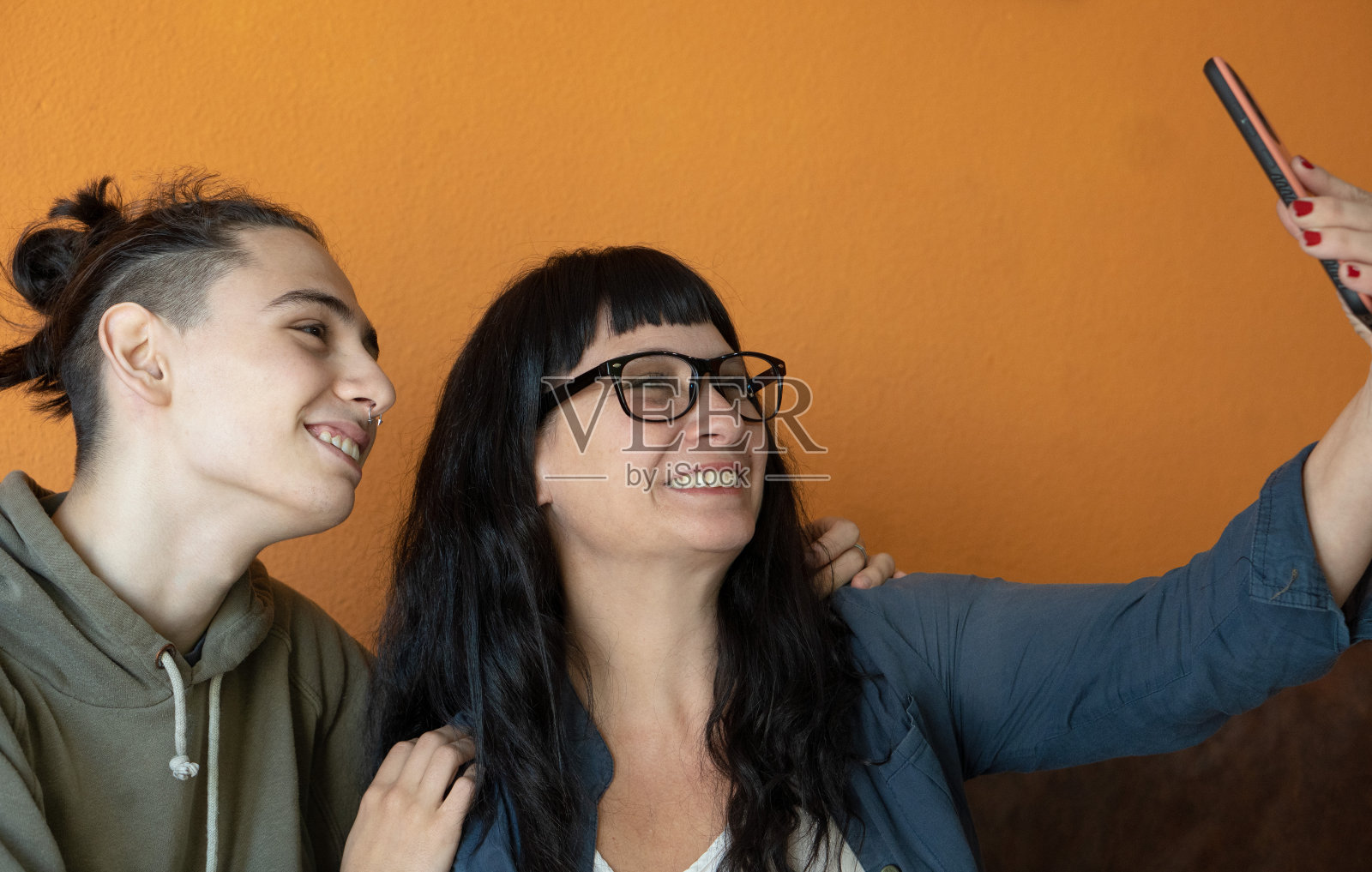 看到朋友们在手机上自拍照片摄影图片