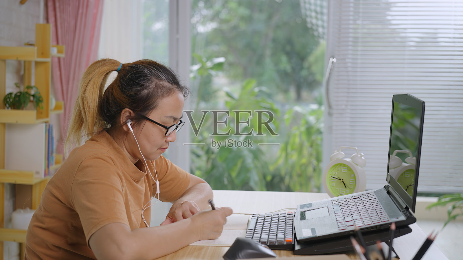 成人学生，在家用笔记本电脑在线学习照片摄影图片