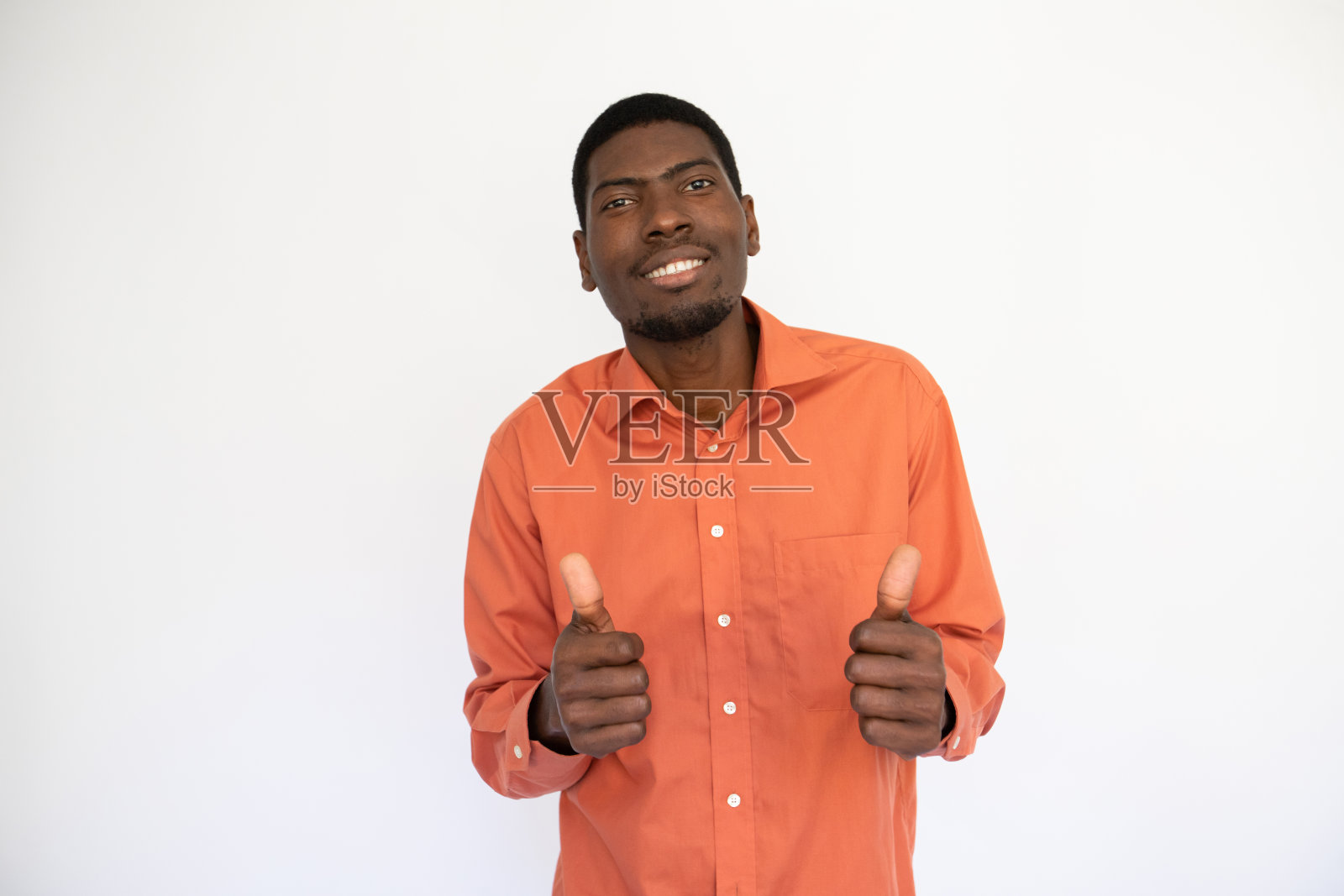 快乐的年轻人做大拇指手势的肖像照片摄影图片