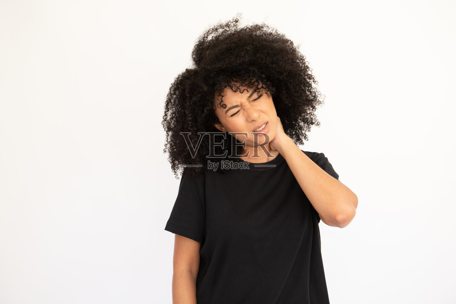 画像强调年轻女子触摸疼痛的脖子照片摄影图片