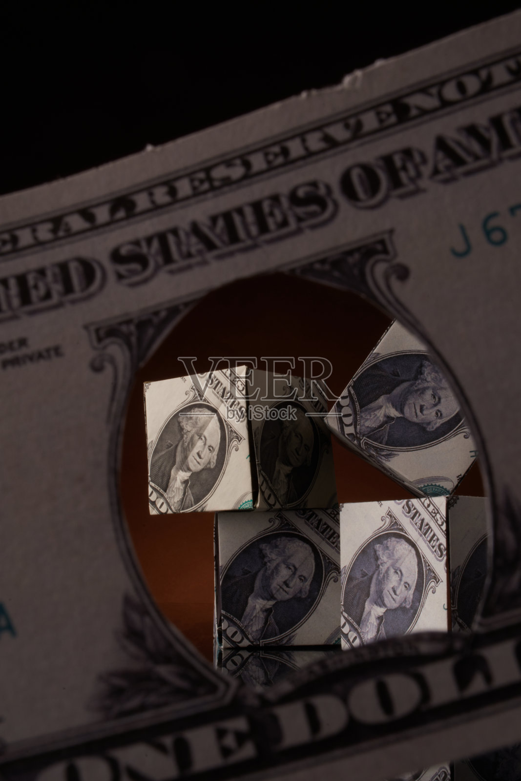 由美元纸币制成的折纸方块照片摄影图片