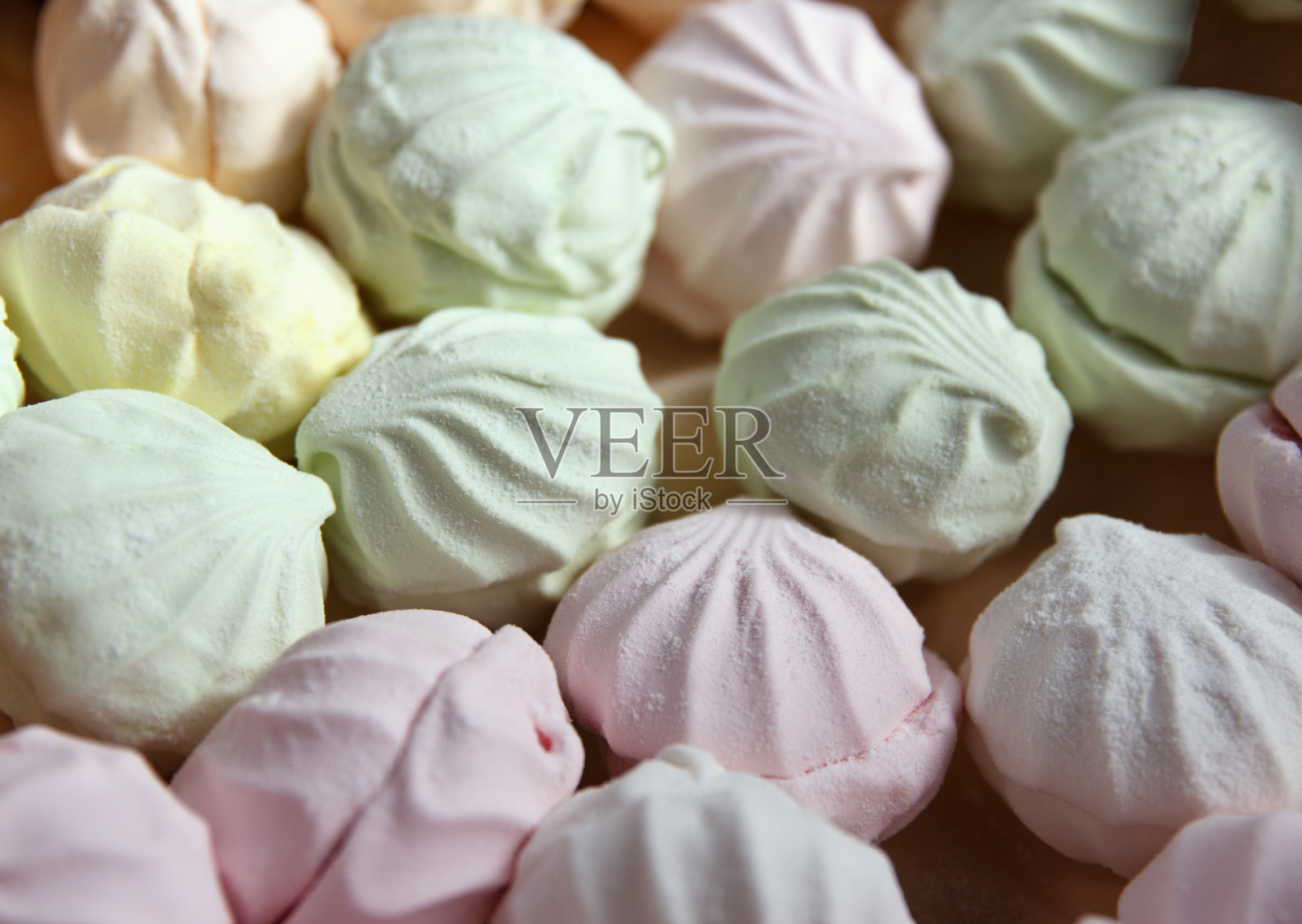 棉花糖生产。刚在糖果厂煮熟的新鲜甜棉花糖被送去包装和运输照片摄影图片