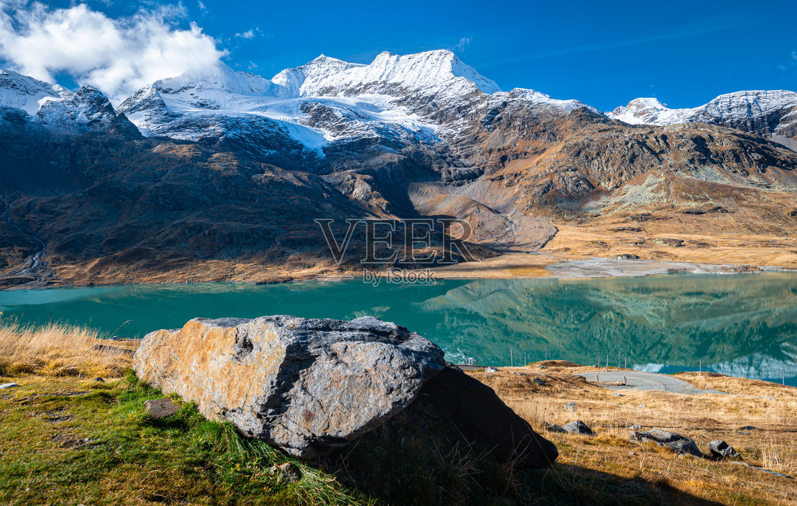 瑞士伯尔尼纳山口附近宁静的绿松石色湖泊，秋日阳光明媚照片摄影图片