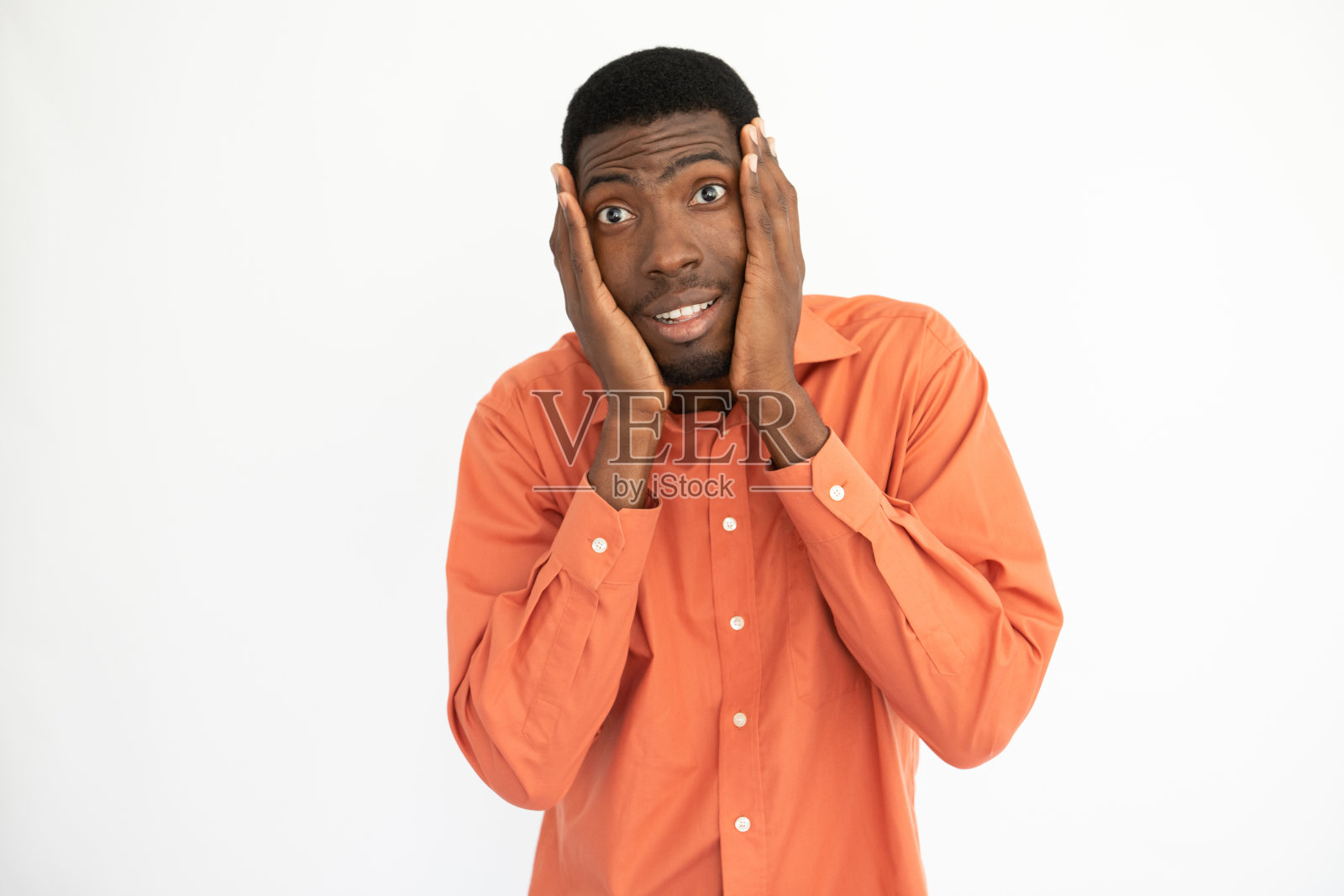 惊奇的年轻人的肖像，双手捧着脸照片摄影图片