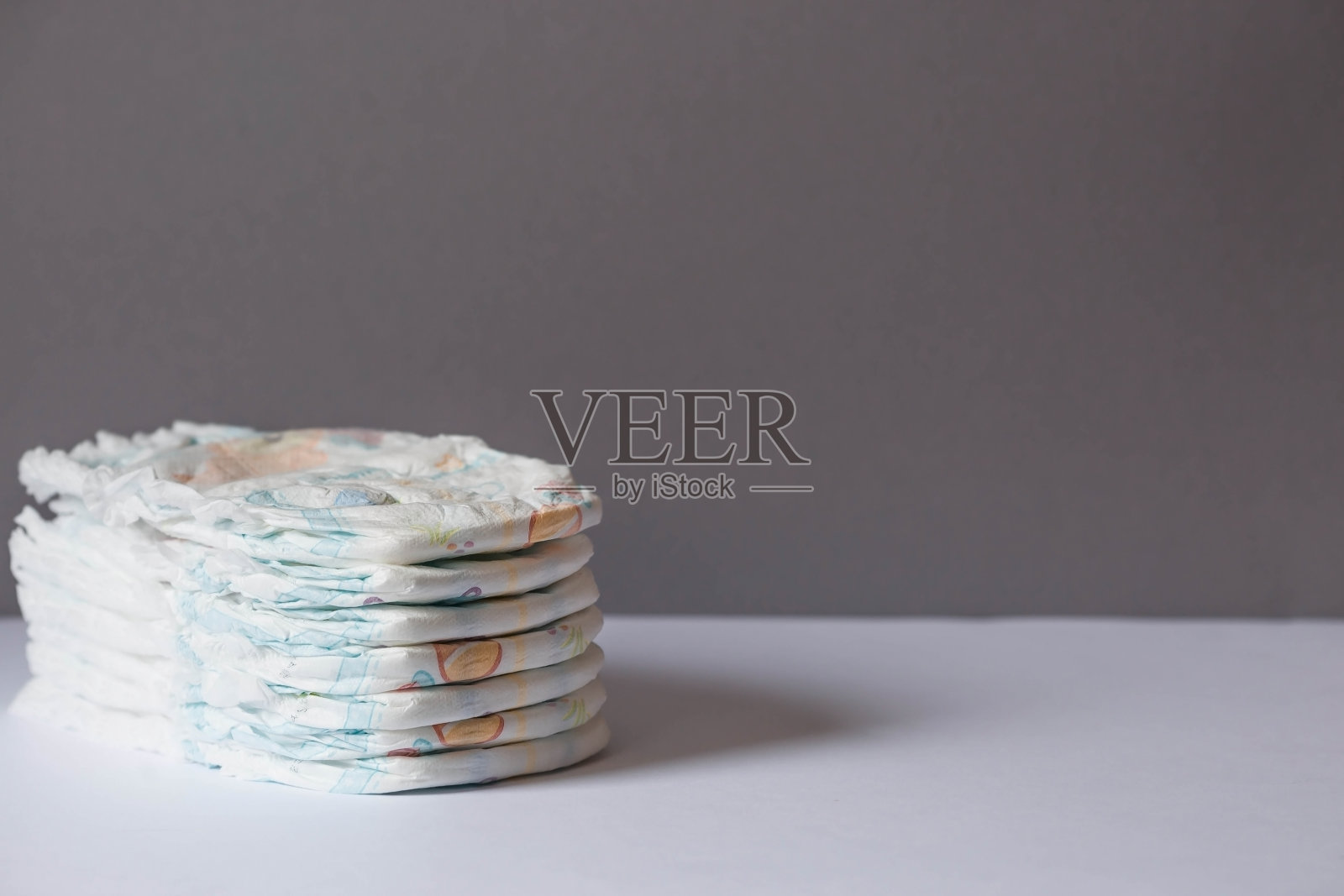 换尿布的桌子上有一堆尿布。文本空格。照片摄影图片