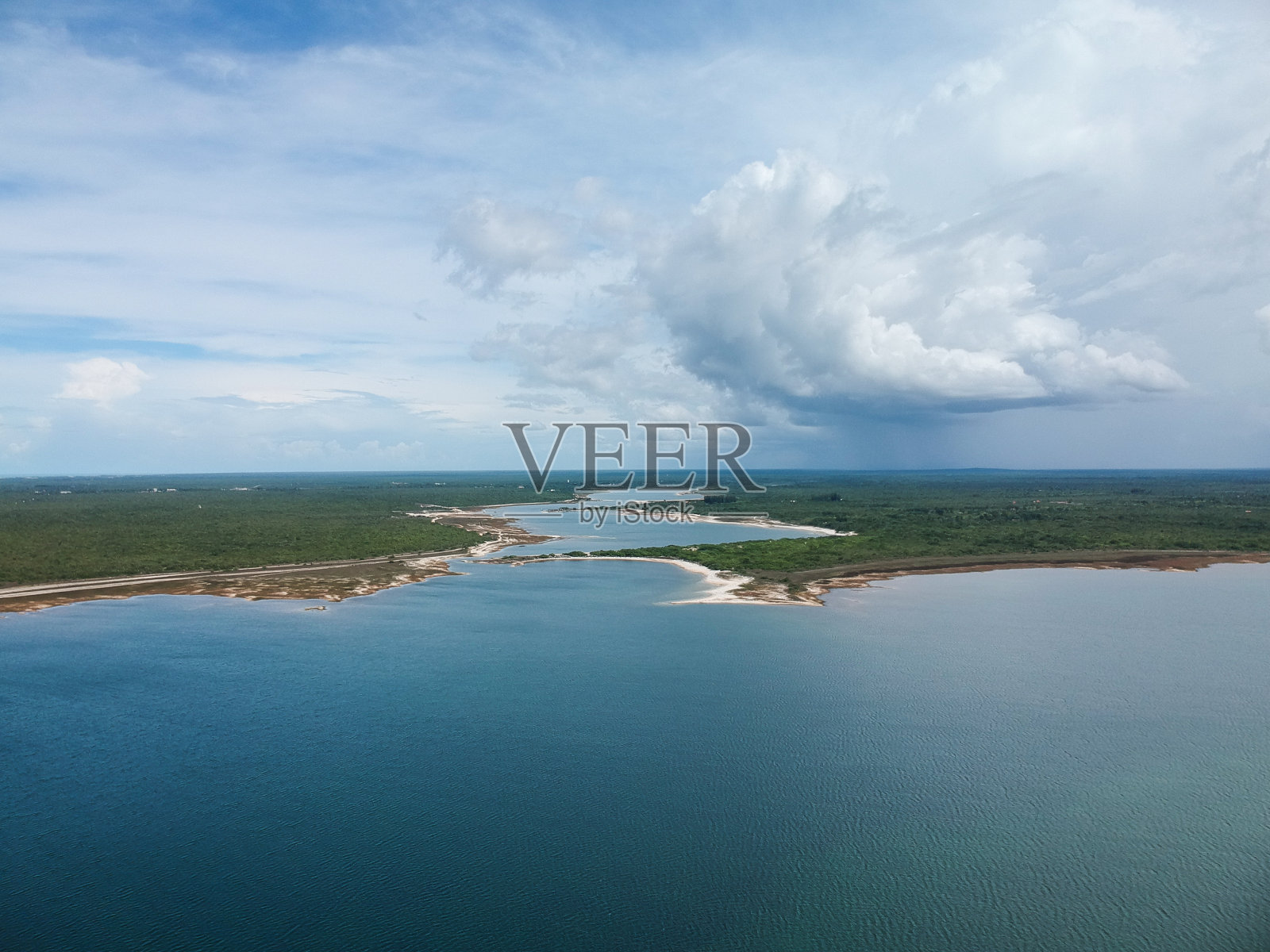 巴西塞阿拉州Jericoacoara的Lagoa do Paraiso(天堂泻湖)鸟瞰图。照片摄影图片