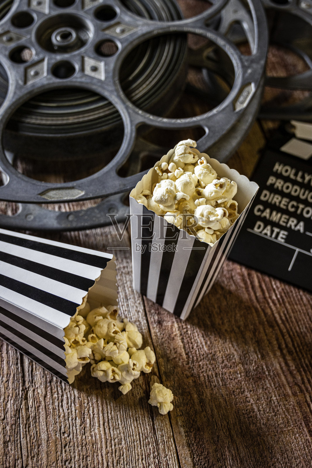 黑白条纹袋爆米花隔板和电影卷轴上的复古木材背景照片摄影图片