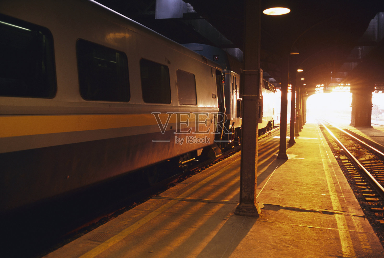 日落的火车照片摄影图片