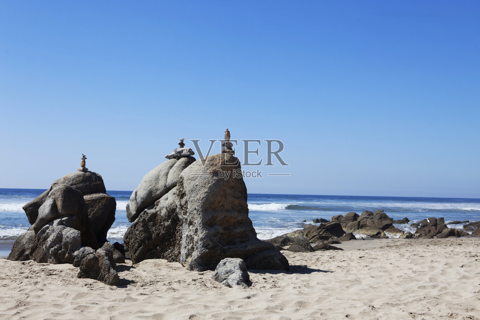 海滩上的岩石照片摄影图片