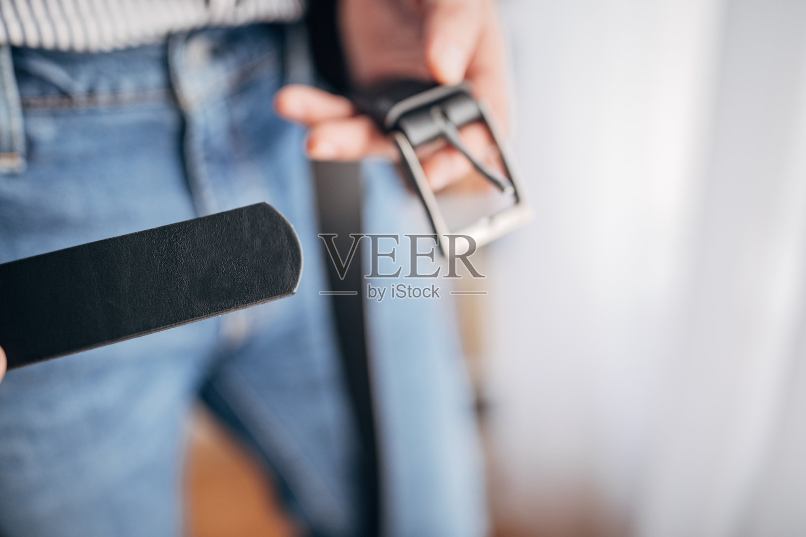 男人拿着现代皮带照片摄影图片