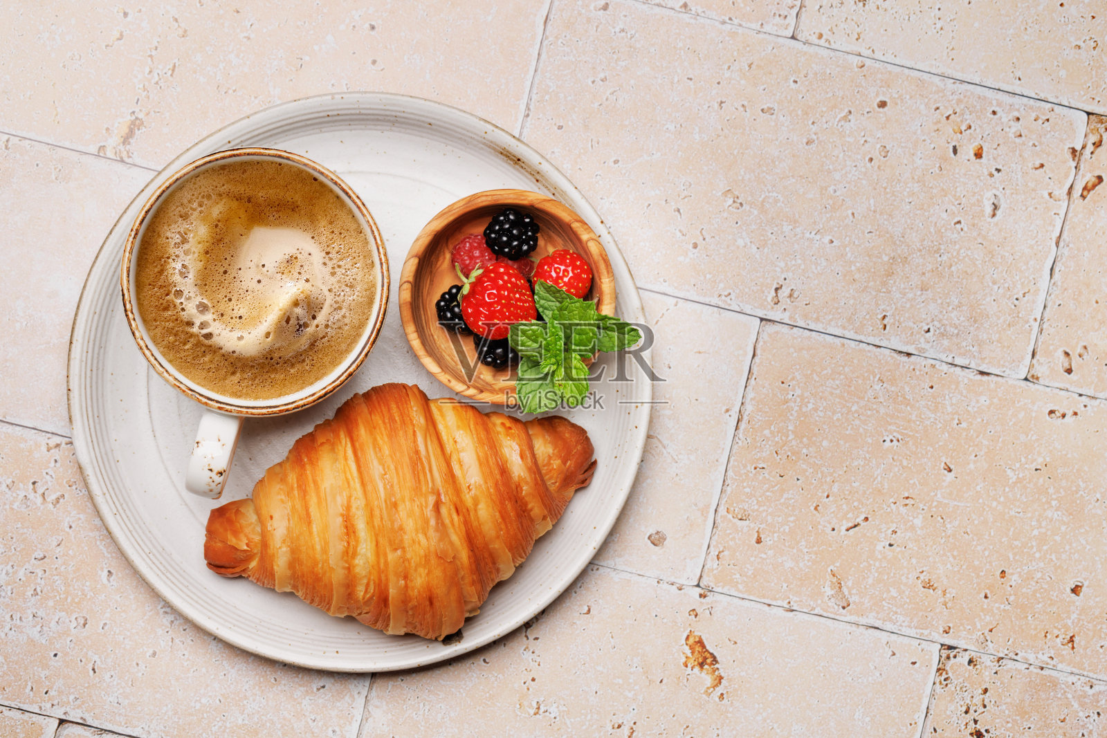 咖啡杯和羊角面包照片摄影图片