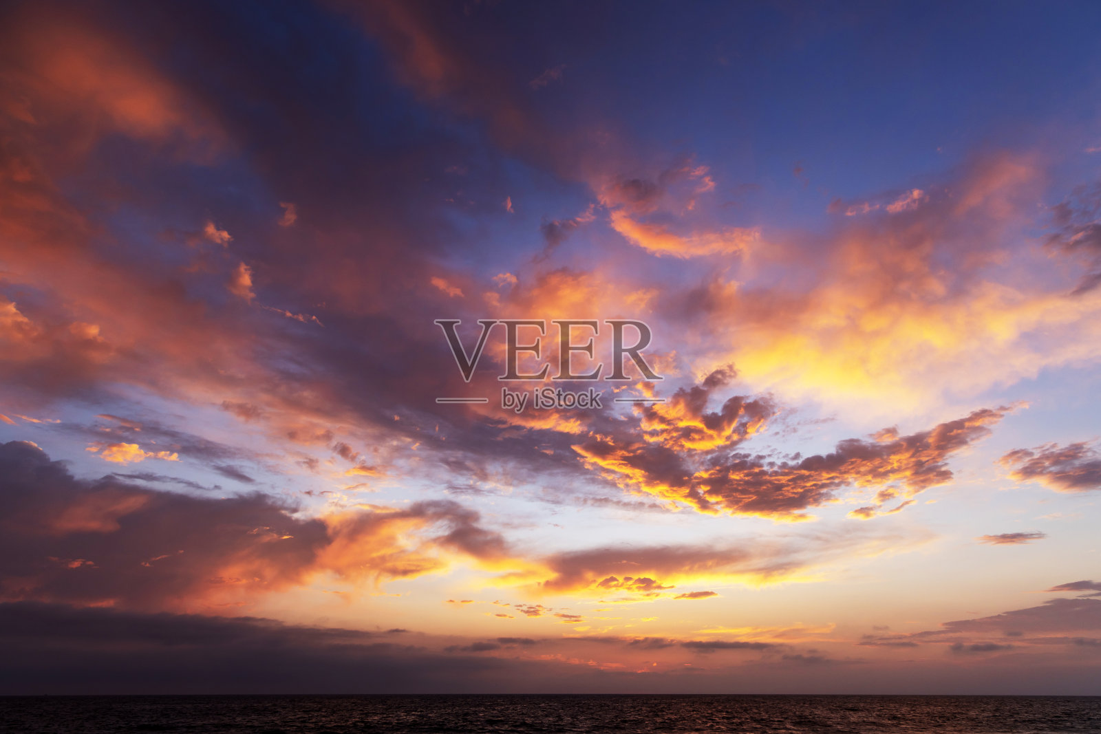 海面上五彩缤纷的夕阳照片摄影图片