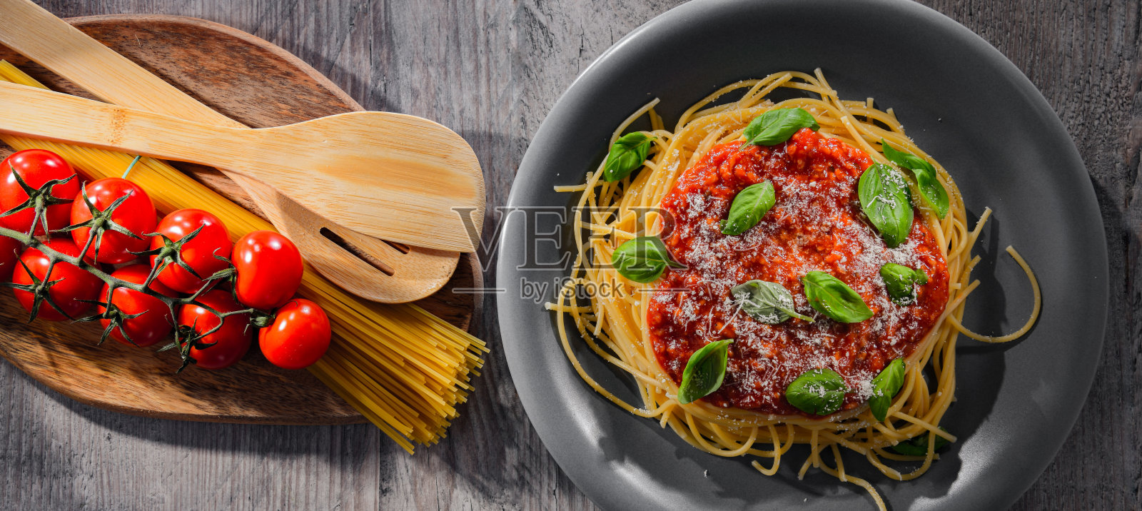 配上一盘意大利肉酱面照片摄影图片