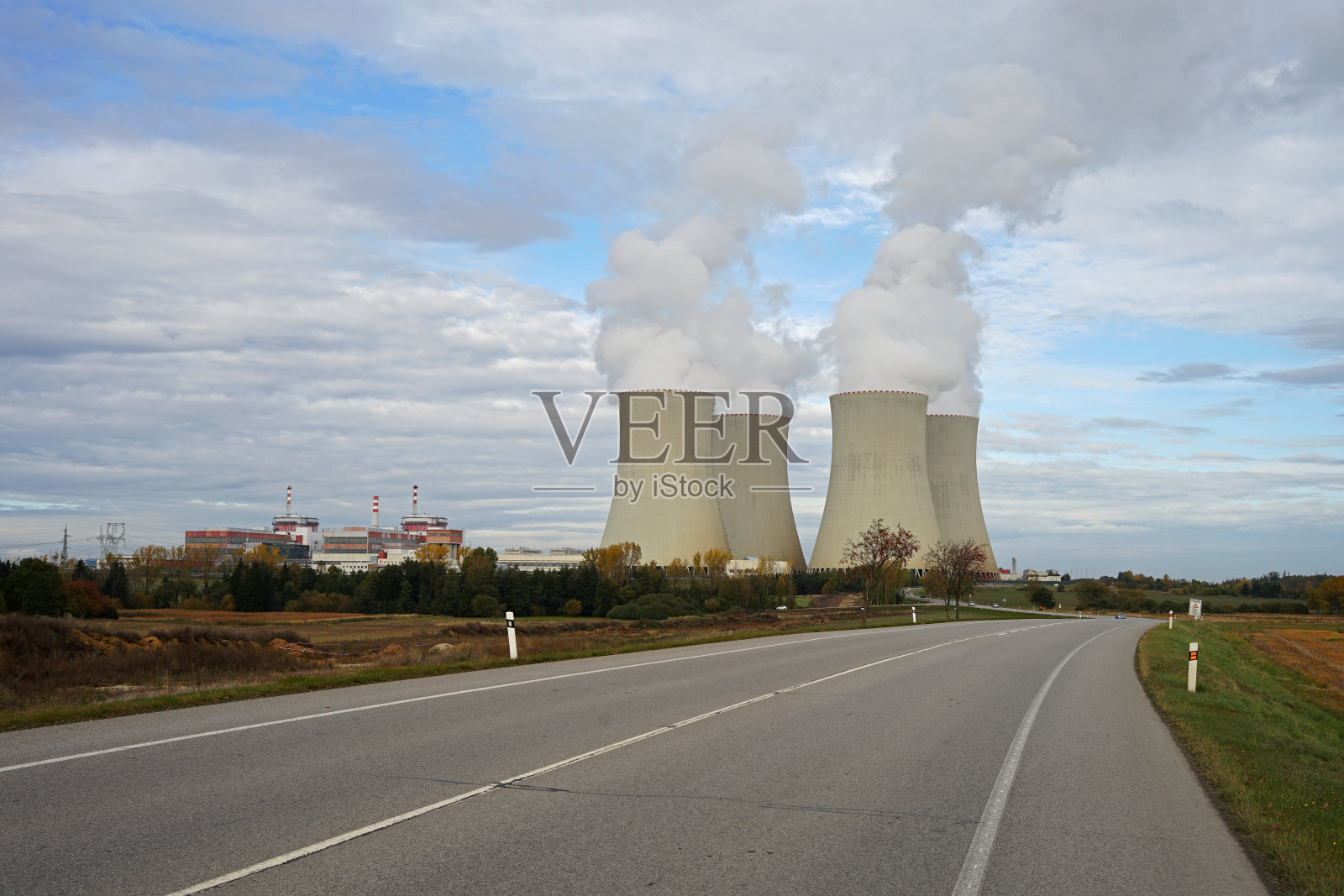 核电站有两个反应堆和四个冷却塔，苏联设计照片摄影图片