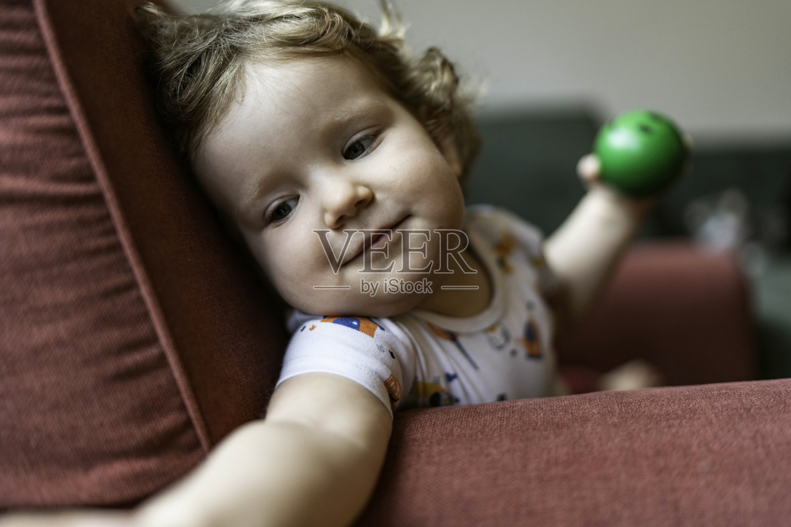 小女孩的肖像在家里的客厅照片摄影图片