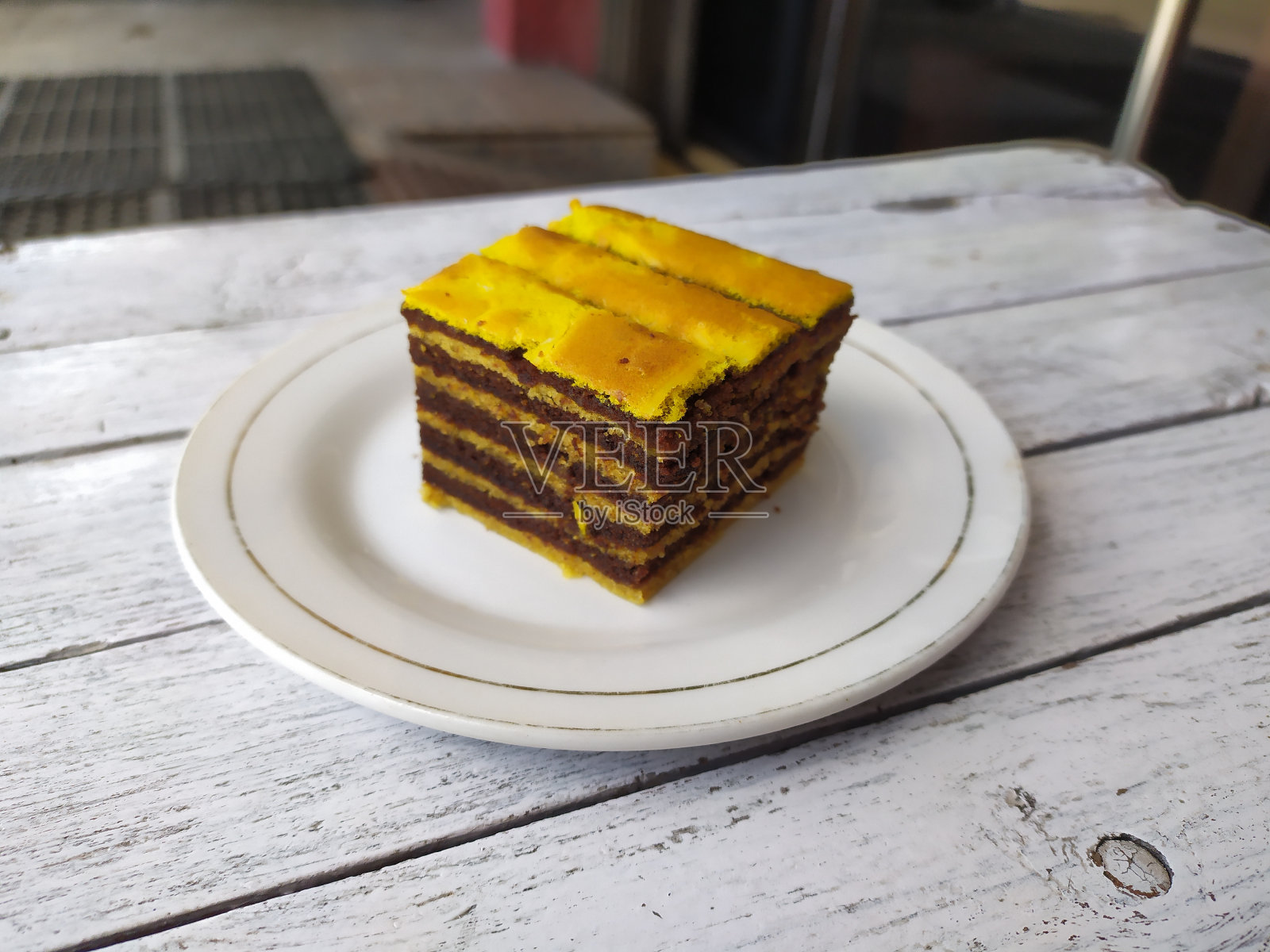 桌上盘子里蛋糕的特写镜头照片摄影图片