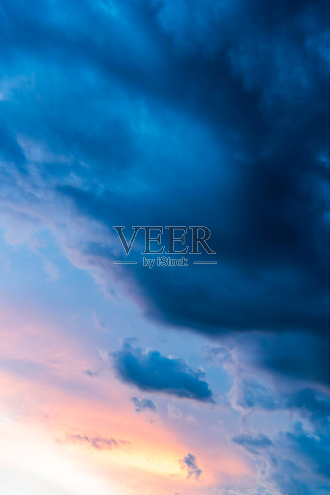 夏日的风暴云在黄昏的天空照片摄影图片