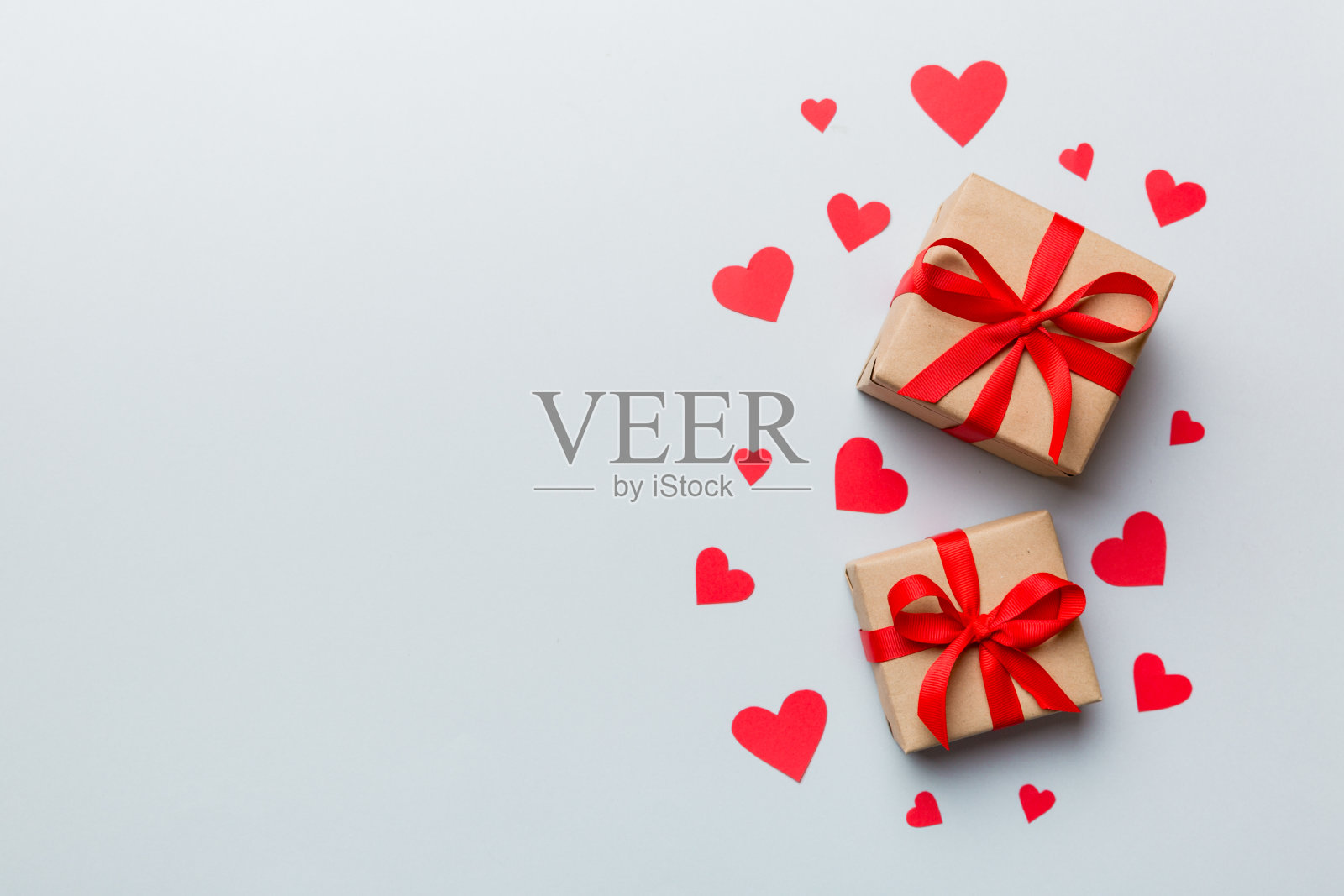 情人节作文:红色礼盒上有蝴蝶结和爱心。圣诞礼物。从上面看。文本空格。节日贺卡照片摄影图片