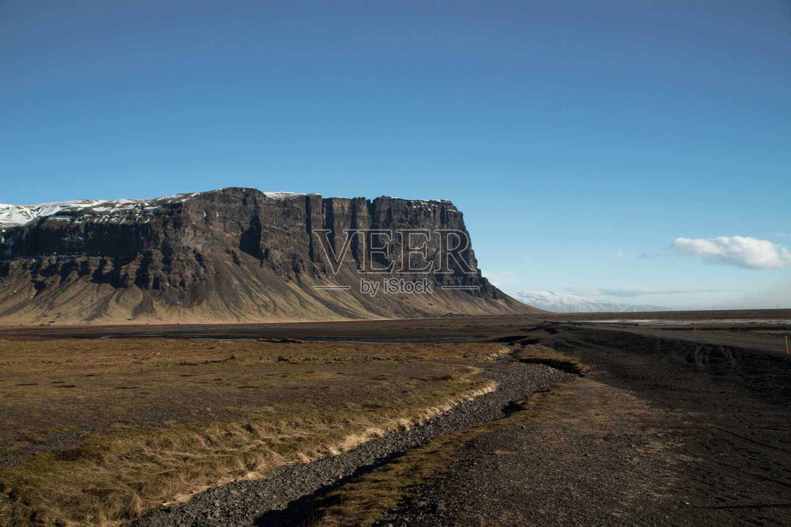 全景视图的Lomagnupur表山冰下丘岩层脊边缘垂直悬崖冰岛南部照片摄影图片