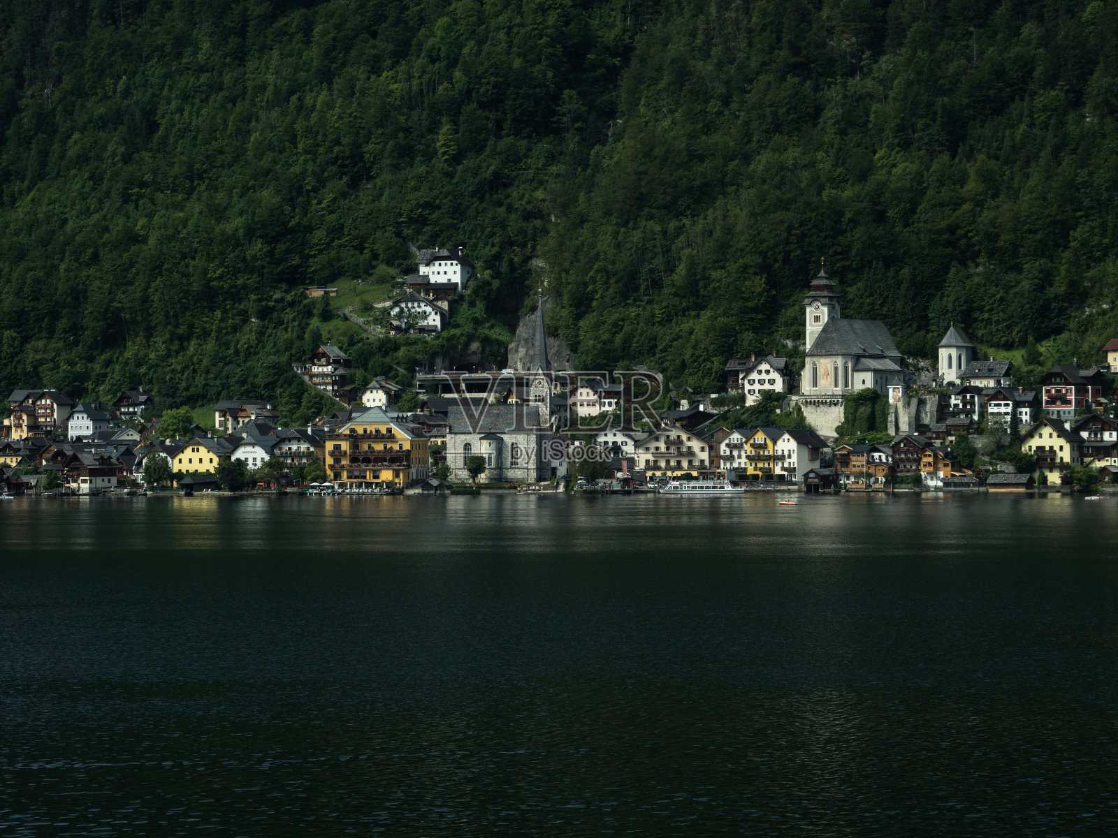 从哈尔施塔特湖对面看到的上奥地利著名的传统村庄哈尔施塔特照片摄影图片