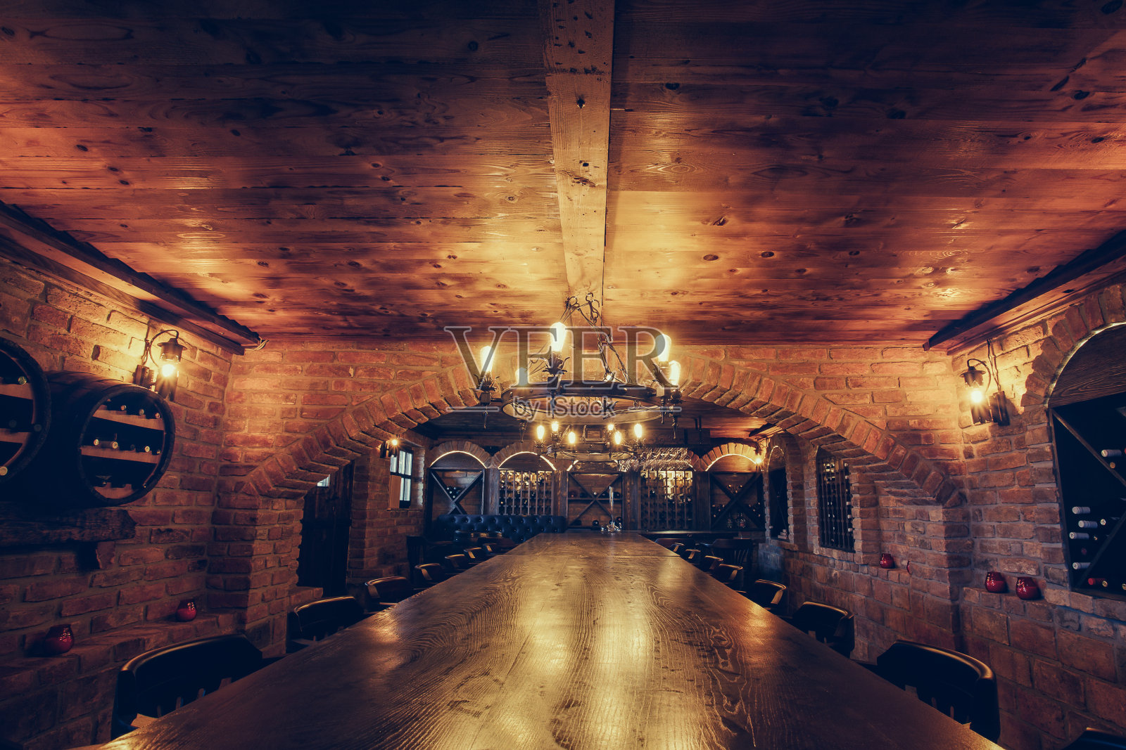 老酒窖与长凳品酒照片摄影图片