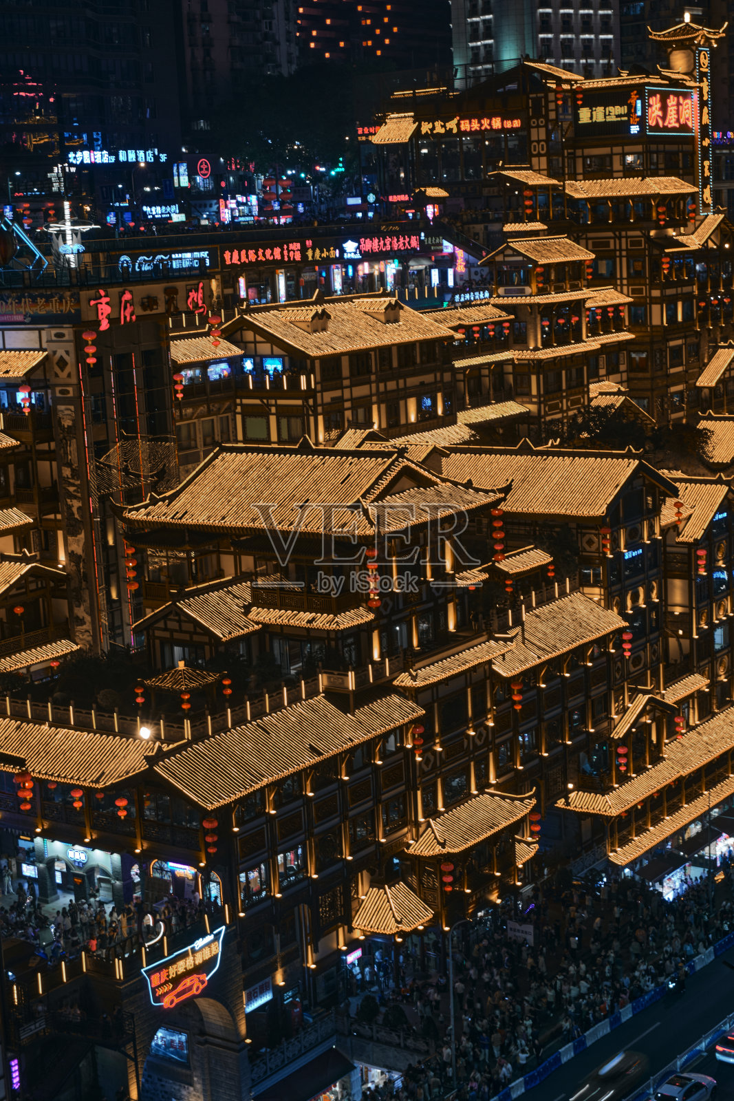 垂直拍摄的重庆地区与中国风格的建筑在夜间照片摄影图片