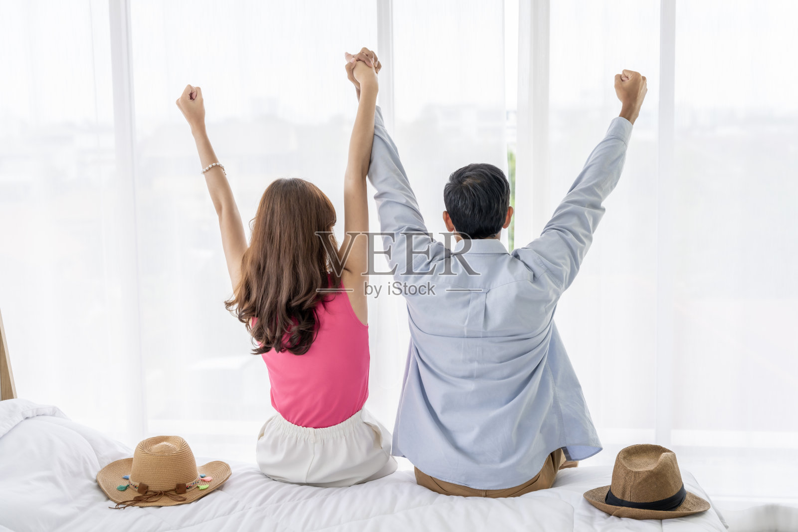 亚洲情侣正准备在国内和国际上一起旅行。通过互联网制定一个好的旅行计划。他们俩对一起去旅行感到高兴和兴奋。照片摄影图片