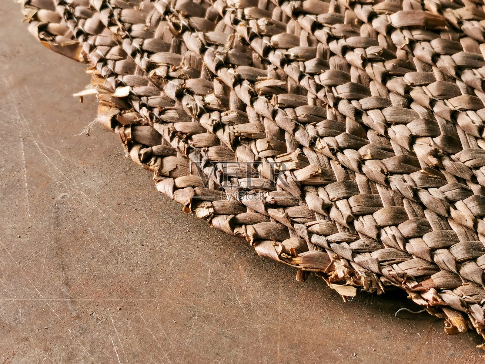 使用草帽对带有噪声效果的图像进行选择性聚焦。照片摄影图片