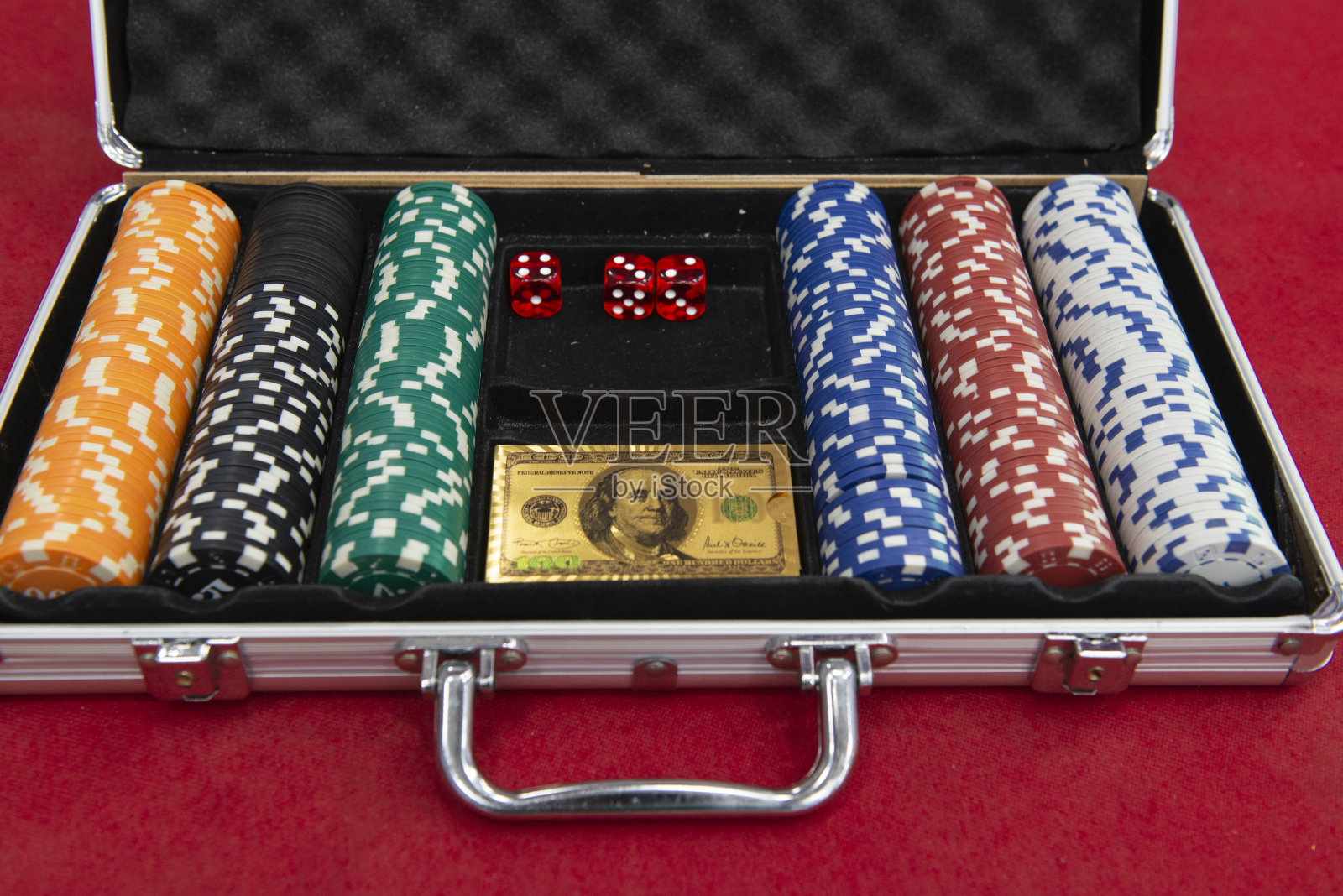 装有金色100美元扑克牌的公文包俯视图照片摄影图片