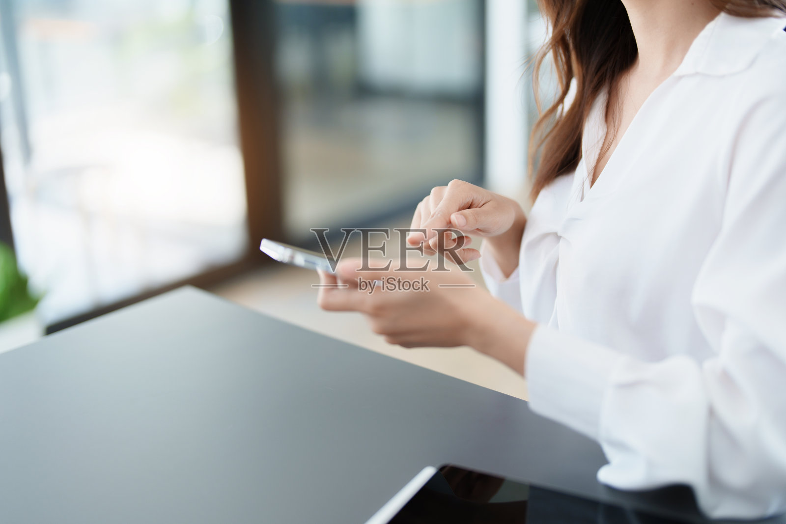 企业主或亚洲男性营销人员在办公室工作中使用商务电话照片摄影图片