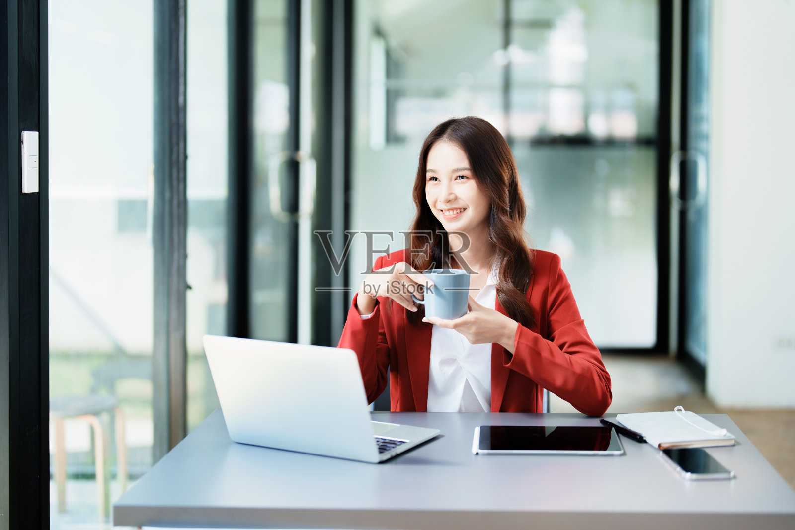 一个女商人的肖像讲电话和喝咖啡照片摄影图片