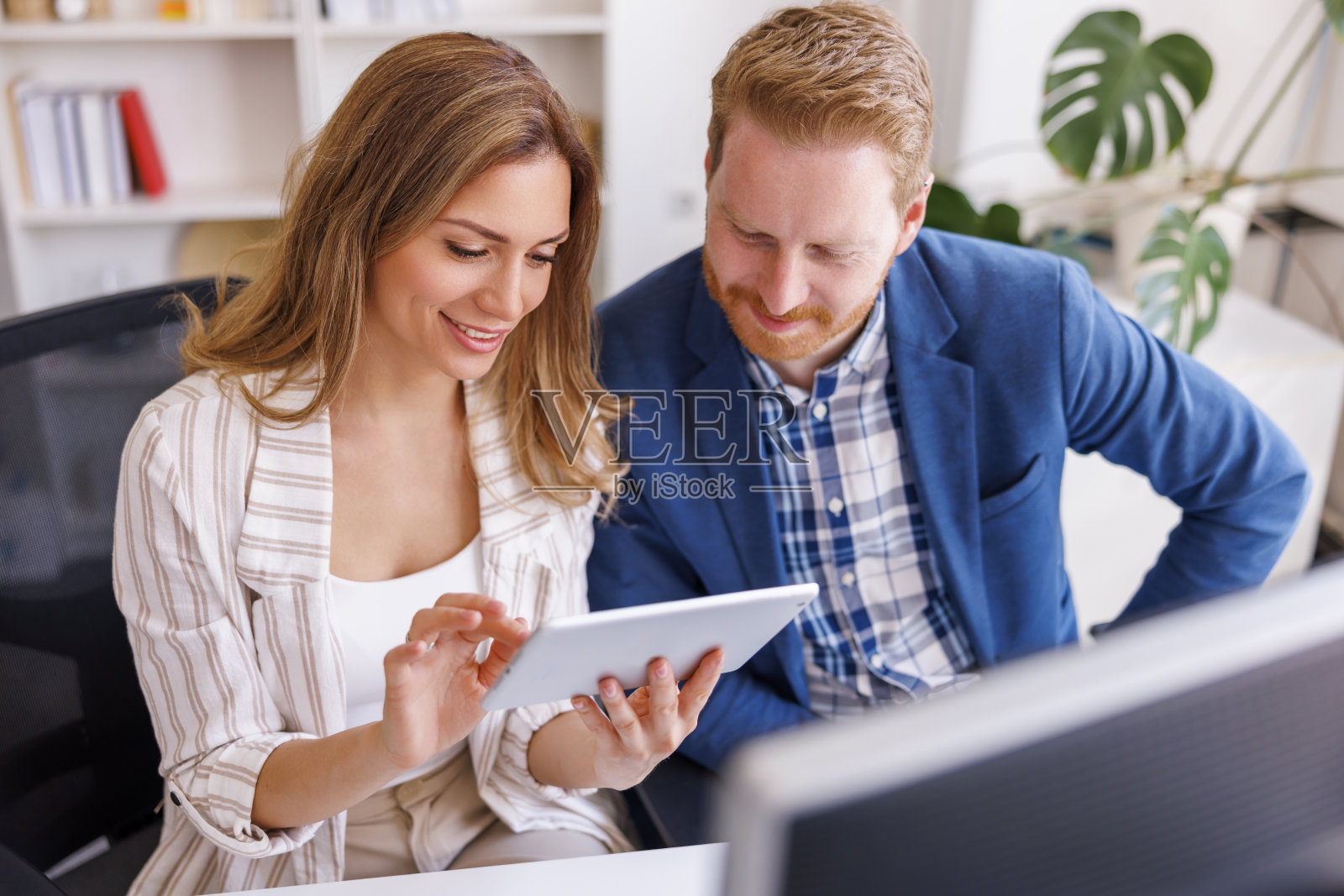 程序员在办公室里一起工作照片摄影图片