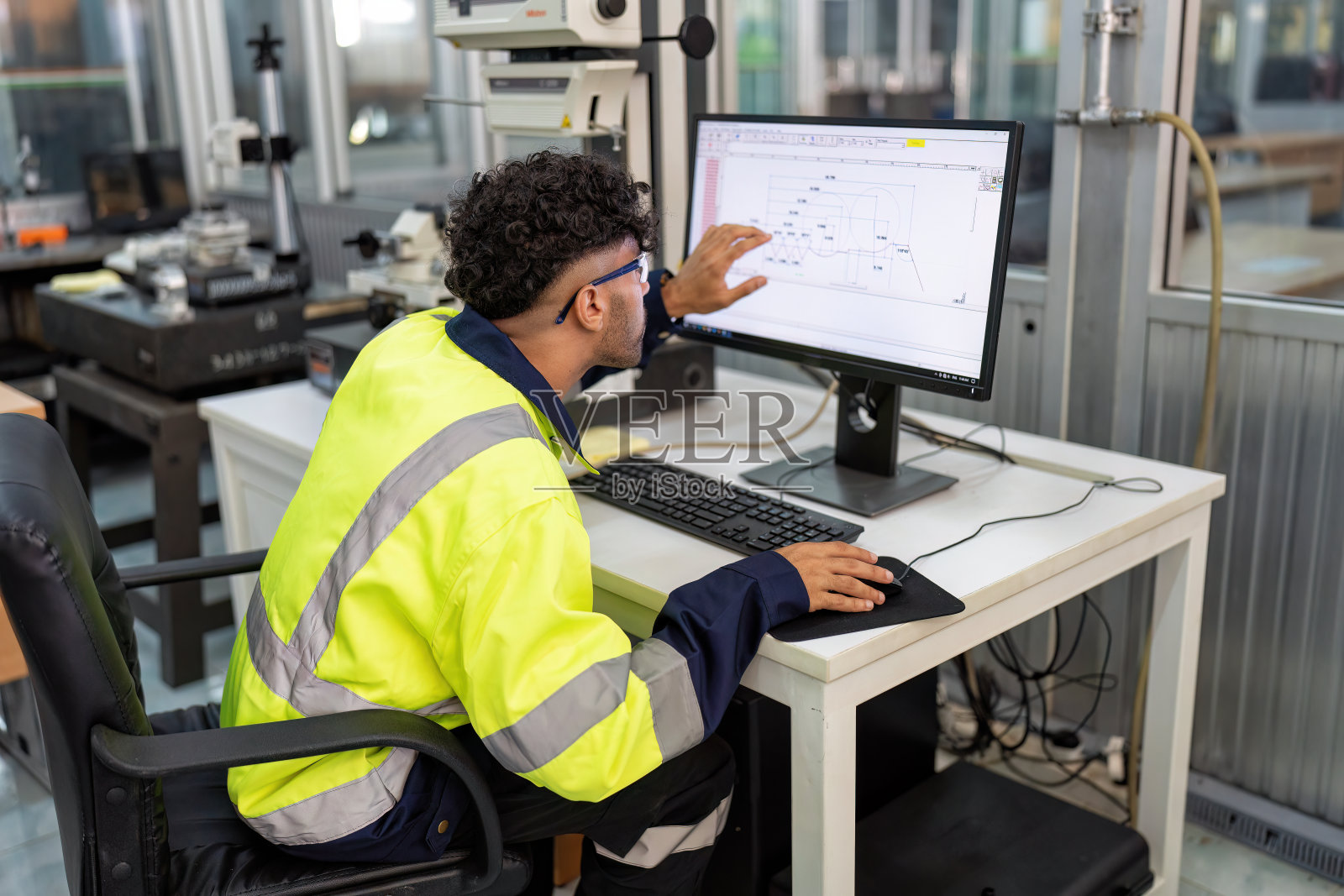 工程师坐在机器人电子室用计算机创建过程模拟和逻辑图照片摄影图片