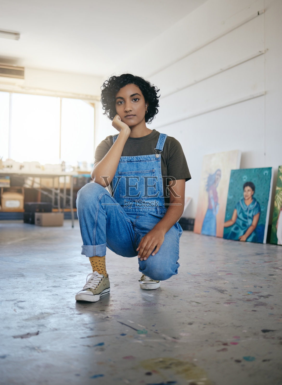 艺术家肖像在工作室，工作室与画廊的画布艺术作品和年轻自信的印度妇女。专业创意平面画家，酷炫艺术展览和设计师油画生活方式照片摄影图片